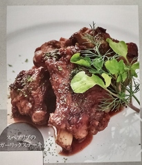 骨付き肉の醍醐味！ロシナンテ名物スペアリブのステーキ