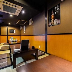 16名様より店舗全体の貸切を承っており、着席時で最大18名様までご利用可能です。空間を独占して、周りを気にせず美食と美酒に酔いしれるプライベートな宴会を演出いたします。大切な集まりに、ぜひ当店の和空間をご活用ください。