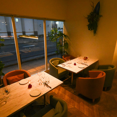 ゆったりとした一人用のソファー。4名席も2名樣で広々と使っていただけます。