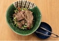 料理メニュー写真&nbsp;和牛コーネ炭炙りサラダ（わさびドレッシング）