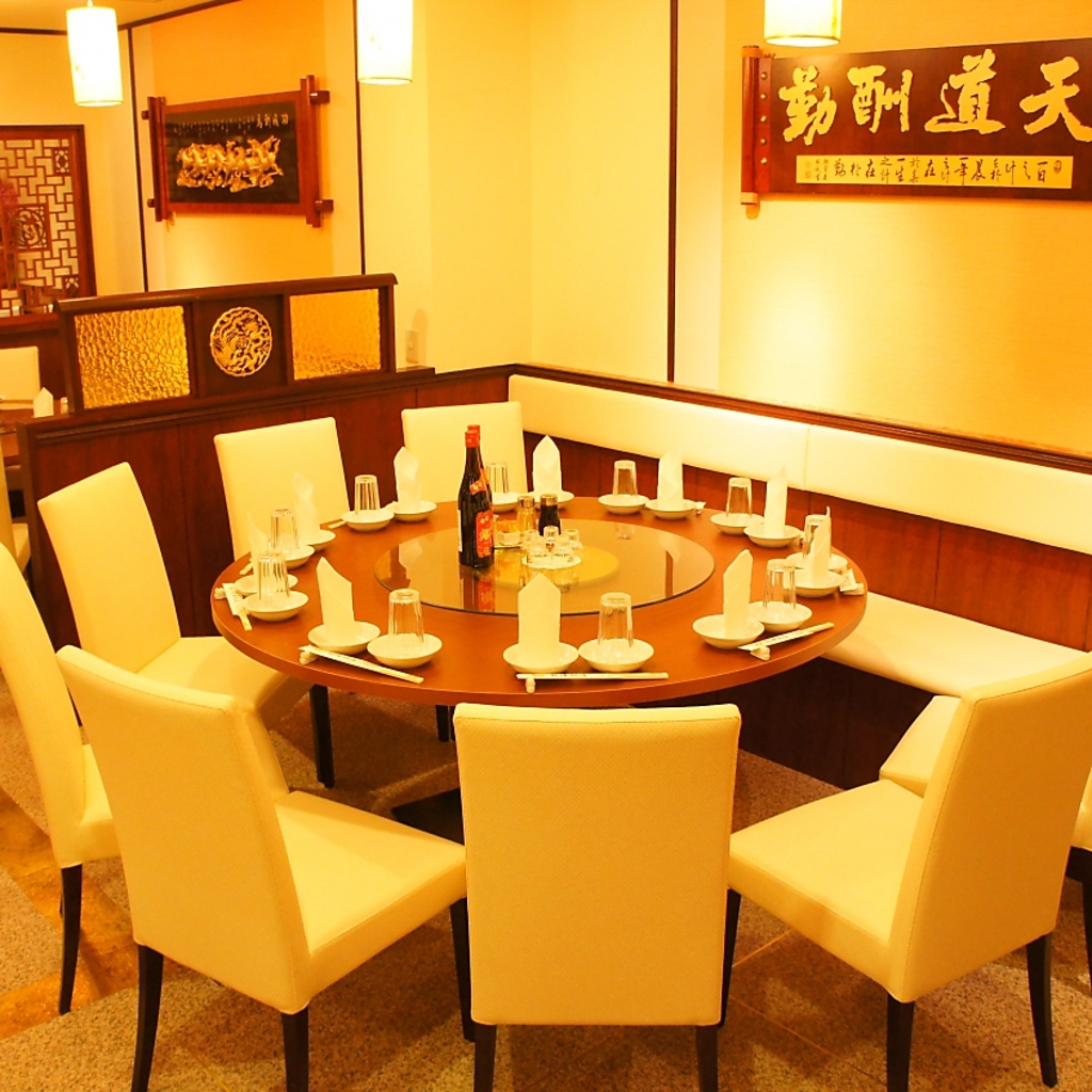 人気の円卓で家族そろってのお食事も楽しめる！