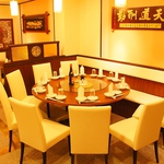 人気の円卓で家族そろってのお食事も楽しめる！