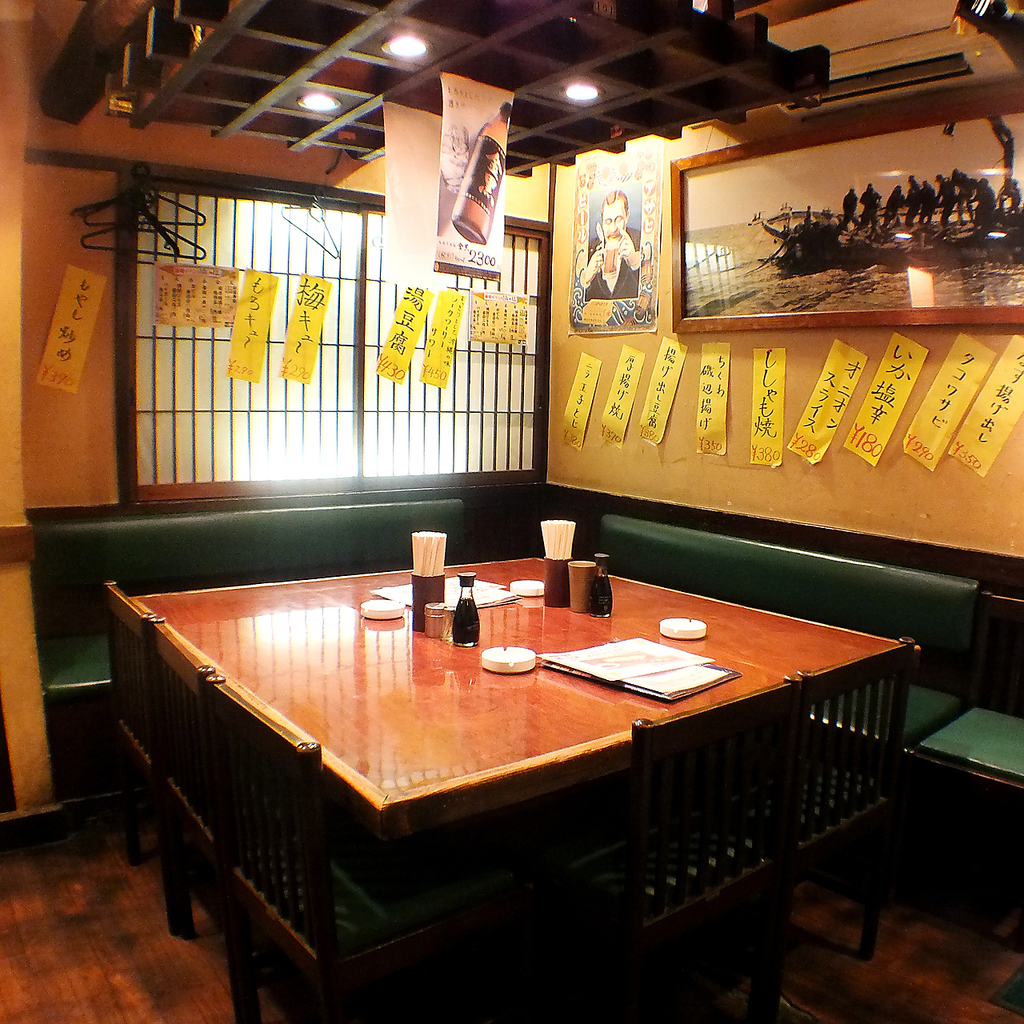 みんなで囲って宴会を楽しめる少人数用のテーブル席は、様々なシーンで◎な使い勝手抜群のお席です。