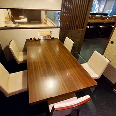 落ち着いた雰囲気の店内にあるテーブル席です。木製のテーブルと椅子が並び、壁には柔らかい照明が設置されています。席は4人掛けとカウンター席や個室があり、ゆったりとした空間で食事を楽しむことができます。[沼津/接待/蕎麦/手打ち/お酒/出張/個室]