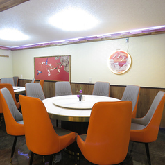 【テーブル席】最大8名様までお座りいただけるテーブル席がご用意しております。広々とした空間でゆったりとおくつろぎいただけます。