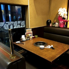 ランチは日が差す明るい店内◎【関内/桜木町/馬車道/焼肉/韓国料理/サムギョプサル/チーズタッカルビ/鍋/ワイン/飲み放題/３時間/貸切/座敷/女子会/デート/記念日/誕生日/接待/宴会】