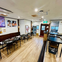 当店では２名様掛けテーブル席を４つご用意しております！お一人様のお食事やサク飲みにぴったりです♪落ち着いた空間でこだわりの韓国料理をお楽しみください！