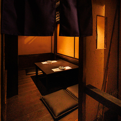 和の趣きたっぷりでプライベート感も抜群の掘りごたつ個室！テーブルと座布団がどこか懐かしく、気取らずゆったりと過ごせます！温かみのある照明と土壁の質感が落ち着いた雰囲気を演出してくれます！【※写真は系列店イメージです。】