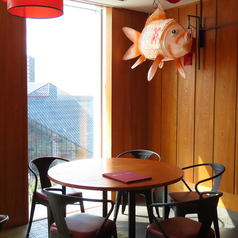 コピス池袋ならではの開放感あふれる眺望が魅力。大きな窓からは池袋の街並みが一望でき、昼は爽やかな光が差し込み、夜はきらめく夜景が広がります。デートや女子会はもちろん、ちょっと特別な日のお食事にもぴったり。ゆったりとしたテーブル席で、景色と本格中華をゆっくりとお楽しみいただけます。