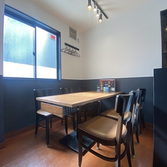 一卓一卓のテーブルは広々とお使いいただけるのでゆっくりと落ち着いてお食事を楽しめます！