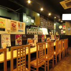 仕事帰りにちょっと一杯、一人でゆっくり飲みたい夜にもぴったりのカウンター席。目の前で焼き上がる串や、調理の音・香りを間近に感じながら、店主との会話や、常連さんとのちょっとしたやりとりも楽しめます。おひとり様はもちろん、カップルや友人同士でしっぽり飲むのにもおすすめ！当店自慢の特等席です。