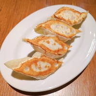 【肉の旨みがギュッと詰まった《肉肉焼き餃子》】