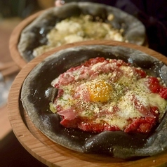 温玉、乗せ「濃厚ビスマルク」 塩気の効いた「霜降り生ハム」とトマトのピッツァ