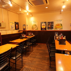 広めのテーブル席がゆとりある間隔で配置され、グループ利用にも便利な店内。落ち着いた色味の壁や明るい照明が、あたたかで親しみやすい雰囲気をつくり出しています。家族連れから仕事帰りまで、幅広いシーンで快適に過ごせます。