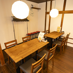 【5名様~6名様をご案内可能】グループでのご来店もテーブルを繋げることでまとまってお座りいただけます◎