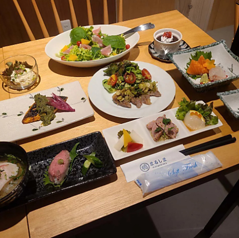 キレイで奥行きのある店内で和洋折衷な料理を楽しめます。デートや女子会にもどうぞ。