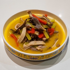 鹿茸茹と豚ガツのスープ煮込み