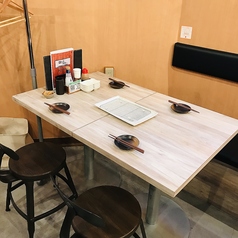 【2名専用テーブル席】片側ソファーでゆったり座れる2名様テーブル席。デートや友人との食事にぴったりの落ち着いた空間で、揚げたての串揚げを楽しみながら、くつろぎの時間をお過ごしください。