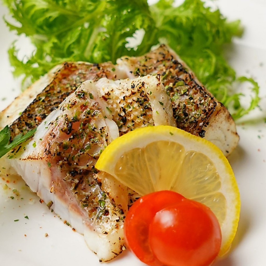 当店ではお酒にぴったりの料理を取り揃えています。食もお酒も進めば会話も自然と弾むはず♪