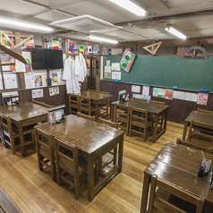 小学校へようこそ♪2名様などの少人数でも気軽に使える教室もご用意！木の机で給食気分を味わって！