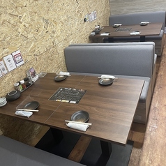 真ん中の間仕切りを外せば８名様ソファー席に。