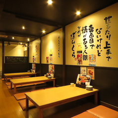 会社の宴会や友人との集まり、家族での食事にも最適な座敷席をご用意しています。靴を脱いで足をのばせる、どこか懐かしく落ち着く空間で、気兼ねなく飲んで、食べて、語らって。にぎやかなひとときをお楽しみいただけます。人数やシーンに応じてレイアウト変更も可能ですので、ご予約・ご相談はお気軽にどうぞ。