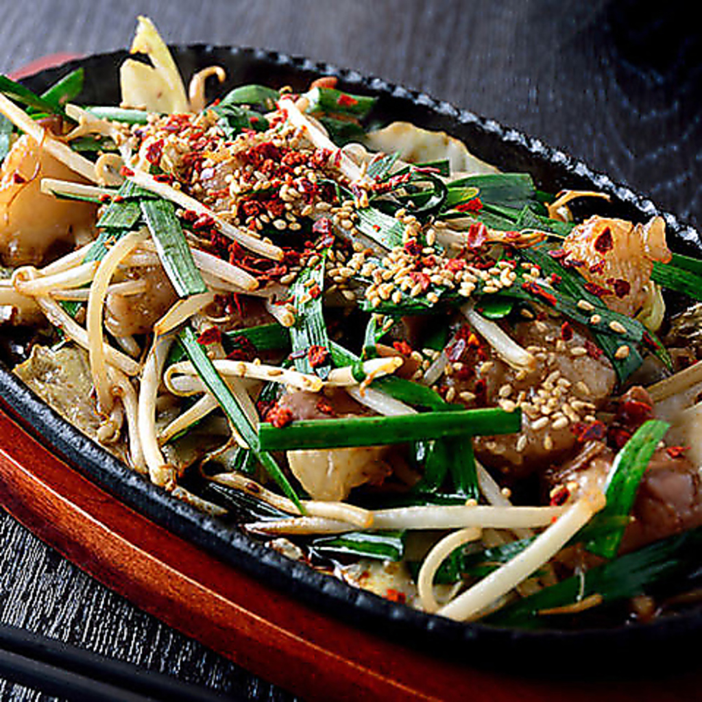 熱々の鉄板で踊る牛ホルモンとニラ。食欲をそそる香ばしい特製タレと、食感がたまらない逸品。