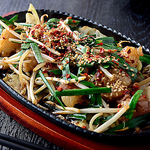 熱々の鉄板で踊る牛ホルモンとニラ。食欲をそそる香ばしい特製タレと、食感がたまらない逸品。