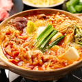料理メニュー写真&nbsp;体が喜ぶ！濃厚な旨辛スープと具材のコクがたまらない、韓国を代表するキムチチゲ鍋