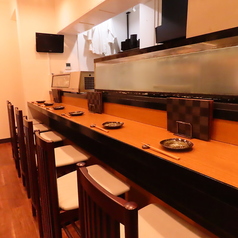 カウンター席では、生け簀で泳ぐ黒がらかぶを目の前にして、食事を楽しむことができます。