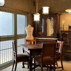 1F4名掛けテーブル