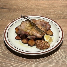 鶏モモ肉のグリルとジャガイモのフリット ローズマリー風味