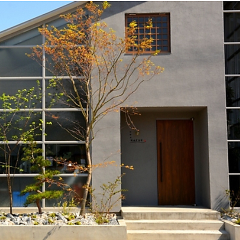 解放的なモダン空間で和食を楽しむ