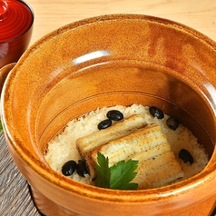 絶妙な火加減で炊き上げる土鍋ご飯の写真