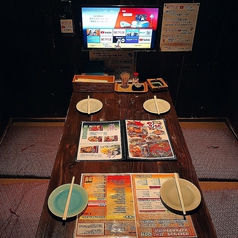 【お座敷席】ゆっくりお寛ぎ頂けるお座敷席完備。小・中宴会もにもおすすめです。懐かしさが感じられる店内で宴会はいかがですか？歓送迎会・会社宴会など靴を脱いで伸び伸びできるので上司からも高評価☆人数などお気軽にご相談下さい。