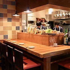 落ちついた店内にはカウンターが6席あります。お一人様やデートのご利用に最適です。