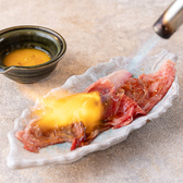 サッと表面を炙り楽しむSUKIYAKI寿司!お客様の目の前で炙り演出するエンタメ性抜群の一品となっております。当店自家製の黄身ダレと一緒にとろける瞬間と口の中でもとろける味わいをどちらもご堪能下さい♪（赤羽/個室/居酒屋/肉寿司/肉料理/飲み放題/宴会/海鮮）