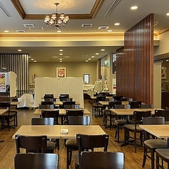 可動式テーブルですので、人数に応じて席のレイアウト可能。