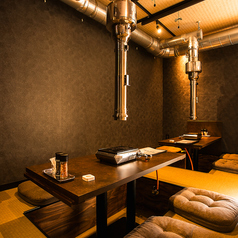 掘りごたつ式座敷ございます。仕切りで半個室にもできますのでプライベート空間でお楽しみいただけます。
