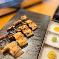 料理メニュー写真 <新名物！>うぉうぉうの『秘伝タレ』が旨い！活うなギョプサル焼(チシャ菜+薬味) うなぎ丸々一尾　1～2人前