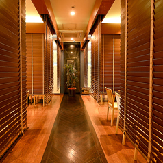 簾を降ろせば半個室に早変わり。自分たちだけの空間を楽しめます。