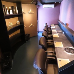 高級感あふれる落ち着いた空間で、最上級のお肉料理を楽しむことができます。カウンター席は、お1人様から6名様まで利用できる柔軟さが魅力。テーブル席は完全個室なので、プライベートな時間を確保するのもおすすめです。厳選されたお肉と共に豊富なドリンクが料理を引き立てる、特別なひとときを演出してくれる場所です。