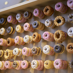 名物のカラフルドーナッツウォール