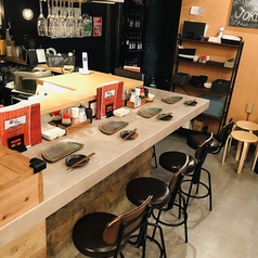 【カウンター席（L字型全5席）】目の前で揚げたての串揚げを楽しめるカウンター席は全6席。スタッフとの会話を楽しみながら、サクッと軽い衣の串揚げと豊富なお酒を味わえる特等席です。お一人様やデート、二軒目利用にもおすすめ。