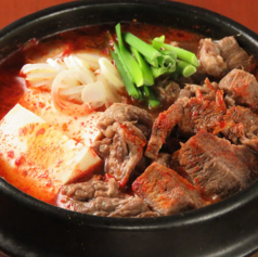 家庭的な韓国料理もご提供しております！大人気！牛スジ煮込みの写真