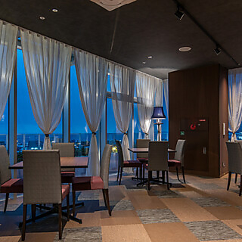 開放感のある店内は、ごゆっくりお寛ぎいただけるスペースとなっており、デートにぴったりです♪