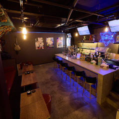 落ち着いた雰囲気のカウンター席では、一人でもゆったりと過ごせます。静かな時間を楽しむのにぴったりです。