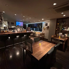 【4名掛けのテーブル席】広々としたスペースを提供し、友人や家族との食事に最適です。温かみのある木製のテーブルが特徴で、ゆったりとした椅子が揃っています。周囲には落ち着いた照明が施され、リラックスした雰囲気を演出しています。心地よい食事の時間を楽しむことができるお席です。