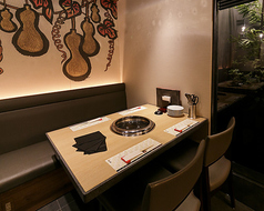 【テーブル席】壁側のテーブル席はご家族とのお食事会や、デート、女子会、同僚との飲み会などシーンを選ばないお席です。