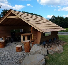 八ヶ岳をバックに食事できる広めの東屋です。